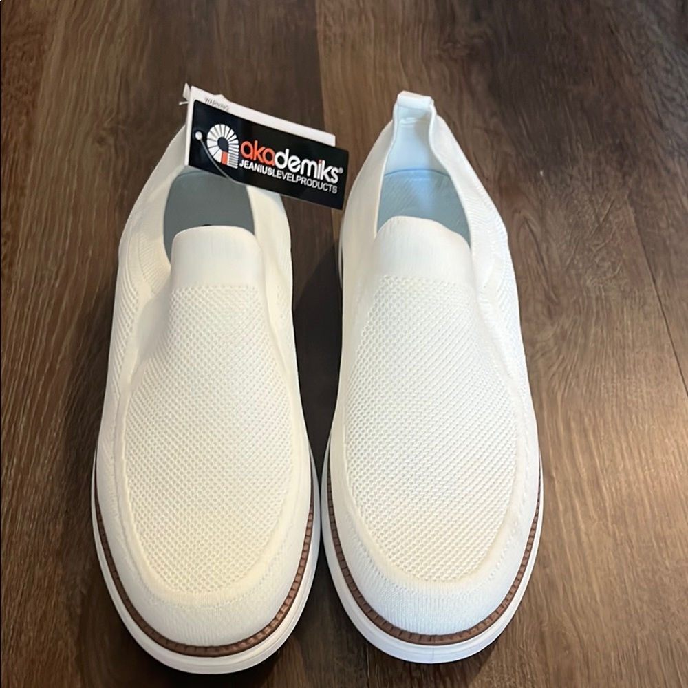 Akademiks Men’s SZ 8 White Loafers Sleek Slip-On Design